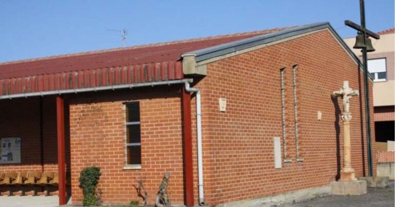 Iglesia de San Pelayo Puente Villarente Camino de Santiago Frances 3 768x403