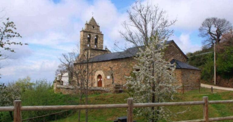 Iglesia de Santa Maria Magdalena Riego de Ambros Camino de Santiago Frances 2 768x403