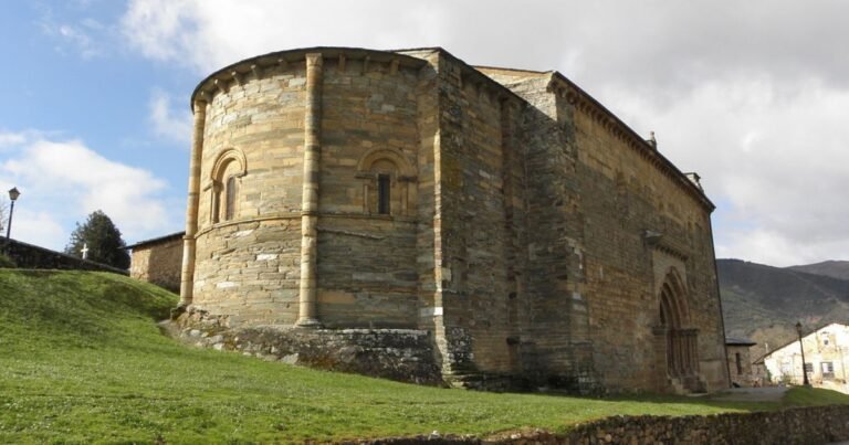 Iglesia de Santiago Apostol Camino de Santiago Frances 3 768x403
