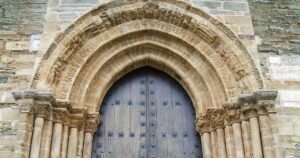 Iglesia de Santiago Apostol Camino de Santiago Frances 4 300x158
