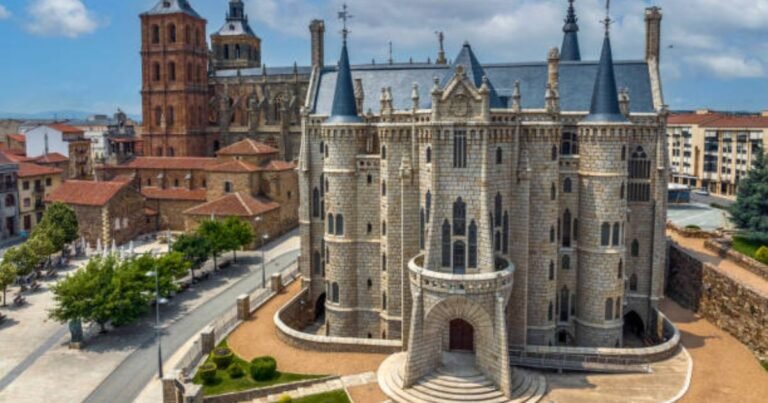 Palacio Episcopal de Astorga Camino de Santiago Frances 768x403