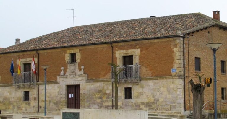 Palacio de los Condes de Villasirga Camino de Santiago Frances 768x403