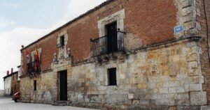 Palacio de los Condes de Villasirga Camino de Santiago Frances 2 300x158
