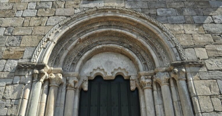 Iglesia de San Pedro Portomarin Camino de Santiago Frances 4 768x403