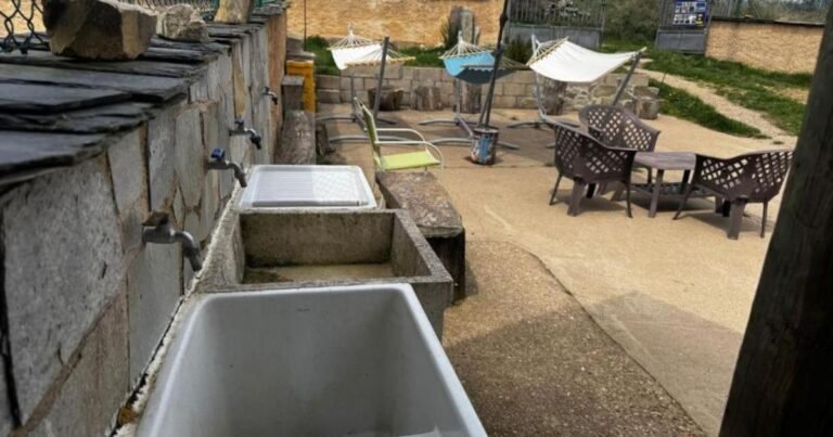 Albergue La Cruz de Fierro Camino de Santiago Frances 8 768x403