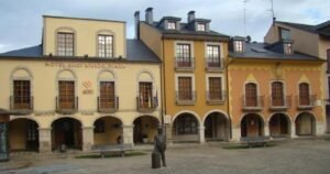 Hotel Aroi Bierzo Plaza Camino de Santiago Frances 2 300x158
