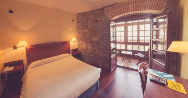 Hotel Aroi Bierzo Plaza Camino de Santiago Frances 4 768x403