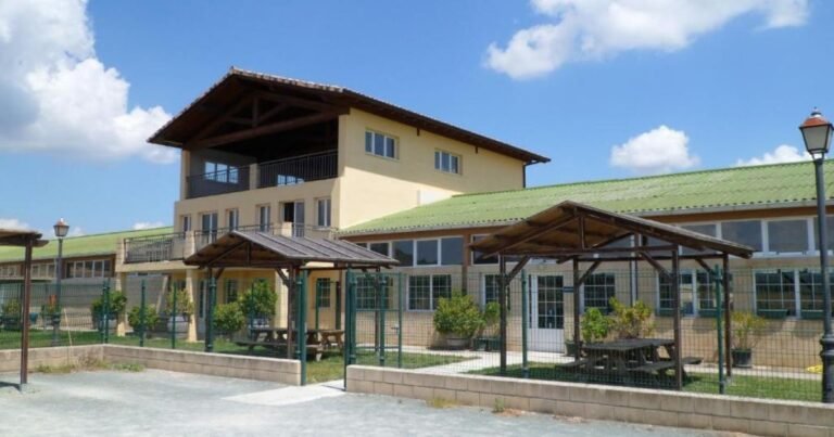 Albergue Santiago Apostol Puente la Reina Camino de Santiago Frances 768x403