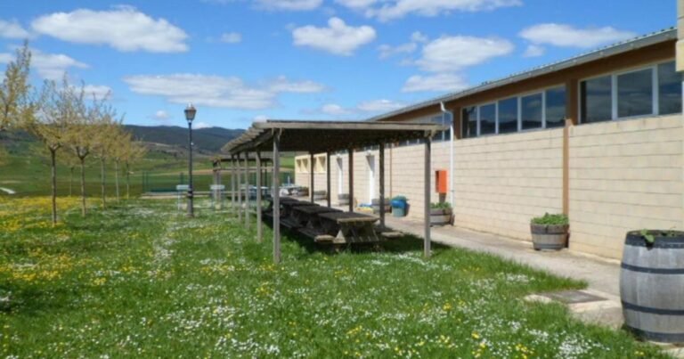 Albergue Santiago Apostol Puente la Reina Camino de Santiago Frances 9 768x403