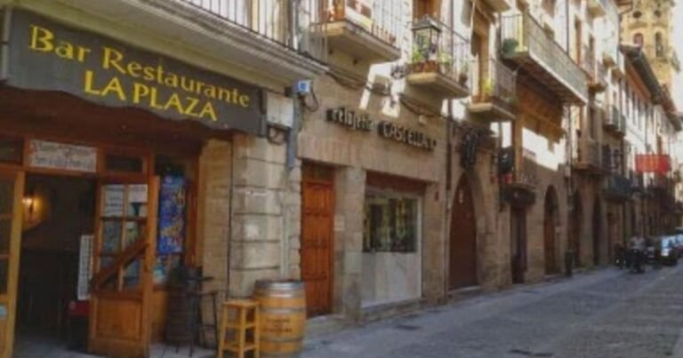 Hostal La Plaza Puente la Reina Camino de Santiago Frances 768x403