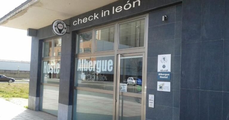 Albergue Check in Leon Camino de Santiago Frances 768x403