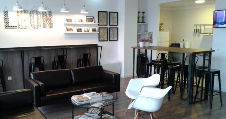 Albergue Check in Leon Camino de Santiago Frances 9 768x403