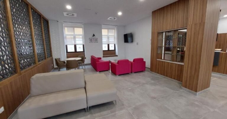 Albergue Palacio Real Hostel Leon Camino de Santiago Frances 11 768x403