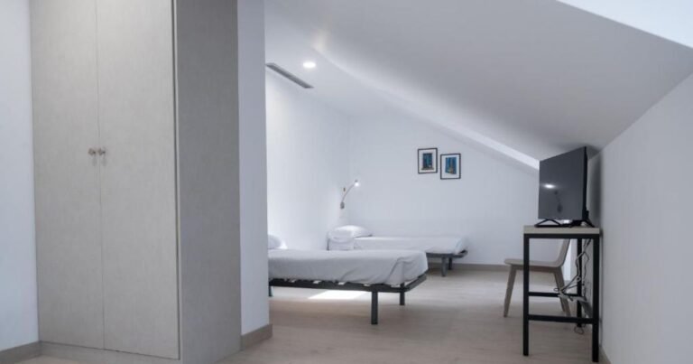 Albergue Palacio Real Hostel Leon Camino de Santiago Frances 13 768x403