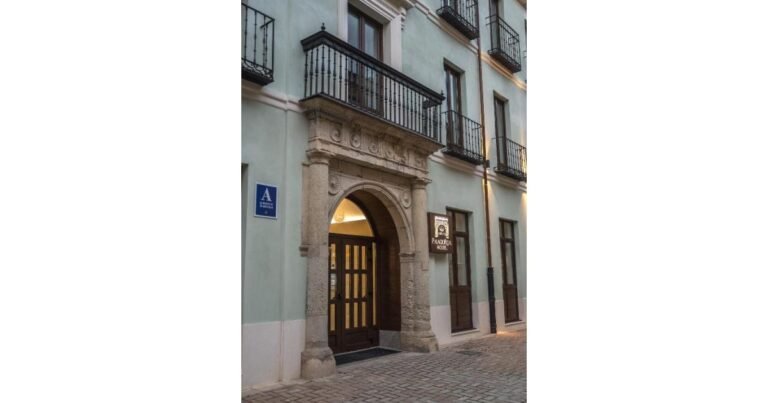 Albergue Palacio Real Hostel Leon Camino de Santiago Frances 2 768x403