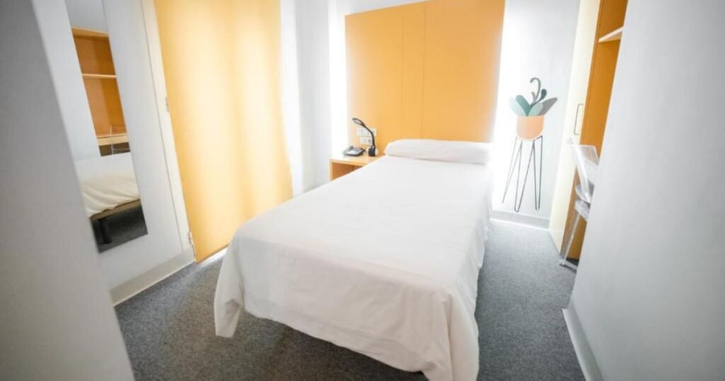 Hostal Albany Leon Camino de Santiago Frances 8 1024x538