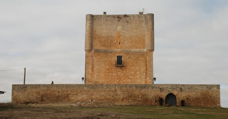 Castillo Las Cabanas de Castilla Camino de Santiago Frances 768x403