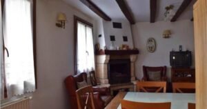 casa rural artegia mezkiritz 05 salon chimenea 300x158