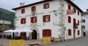 hostal camino de santiago valcarlos 01 exterior 300x158