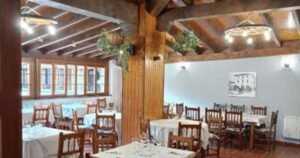 hostal camino de santiago valcarlos 04 comedor 300x158