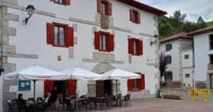 hostal camino de santiago valcarlos 06 exterior plaza 300x158
