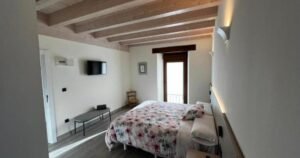 hotel rural basque irati espinal 08 habitacion balcon 300x158