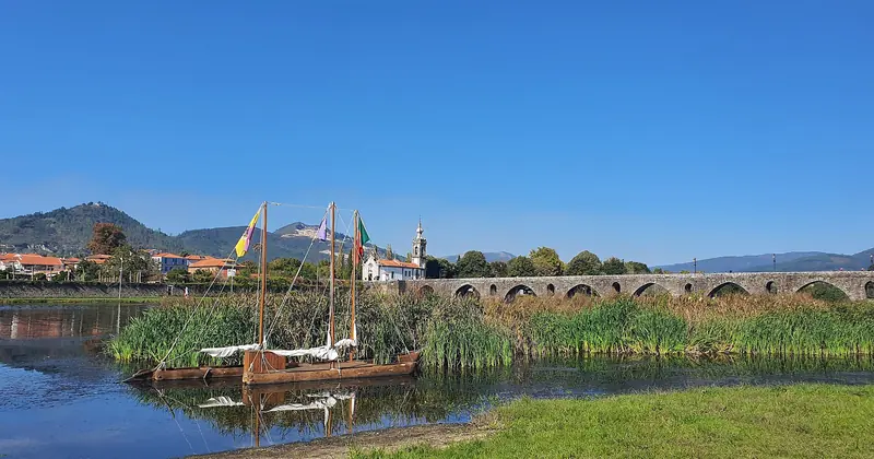 Puente medieval de Ponte de Lima sobre el río Lima, en el Camino de Santiago Portugués